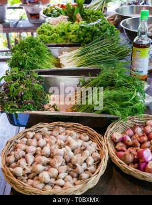 Frische Zutaten mit Fisch Sauce Schalotten Knoblauch Frühlingszwiebel Kräuter und Salat im Tamarind Kochschule, Luang Prabang, Laos Stockfoto