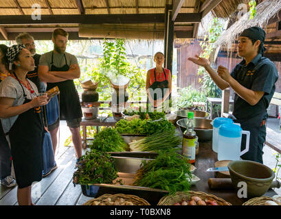 Touristen in SE asiatischen Lao Kochkurs mit der Anweisung von Lao Küchenchef im Tamarind Kochschule, Luang Prabang, Laos Stockfoto