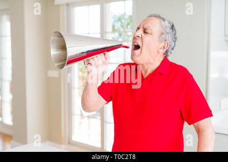 Älterer Mann shouthing durch vintage Metall Megaphon aufgeregt Stockfoto