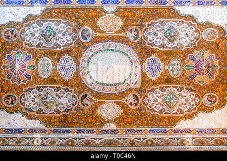 Shiraz, Iran. Oktober 24, 2016: wunderschöne Decke des Qavam Haus oder e Narenjestan Ghavam, verschönert mit Spiegel Fliesen und Holz Malerei. Stockfoto