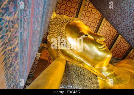 Giant golden Liegenden Buddha Statue. Tempel Wat Pho, Bangkok, Thailand. Stockfoto