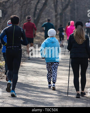 ALMATY, Kasachstan - 16. März 2019: portrait eines schönen alten Frau, die durch die Wälder im Frühjahr Marathon in der Stadt Almaty läuft, in Stockfoto