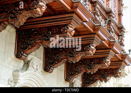 Schöne Holz geschnitzt Dekorative Balkon von der Palast des Erzbischofs von Lima, der Plaza Mayor, Lima, Peru, Südamerika Stockfoto