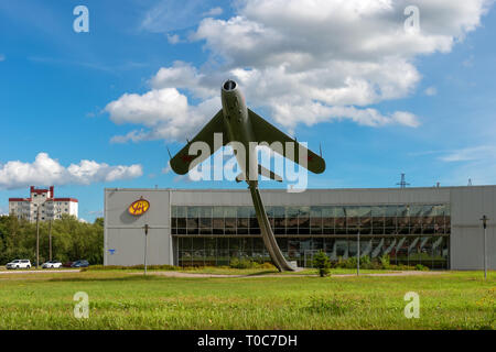 In Weliki Nowgorod, Russland - 14. AUGUST 2018: Denkmal für die Flieger der Volkhov Front (Flugzeug). Die MiG-17 Flugzeuge mit Schwanz Nummer 40. Establis Stockfoto