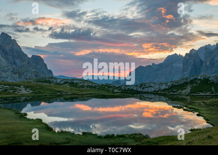 Schöne Spiegelungen der Berge im alpinen See, Italien Stockfoto