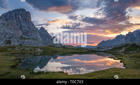 Ätherischen Landschaft der alpinen See am Morgen, Laghi dei Piani Stockfoto