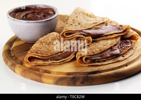 Lecker lecker hausgemachte Pfannkuchen mit Schokolade oder Pfannkuchen auf Holz Stockfoto