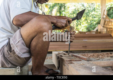 Nahaufnahme von warnen Hände der Tischler in traditionellen manuellen Schreinerei in einem Land der Dritten Welt arbeiten. Stockfoto