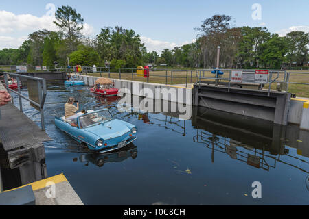 Verriegelung der Amphicars durch die Burrell Navigations Sperren & Damm in Leesburg, Florida USA Stockfoto
