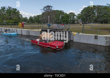 Verriegelung der Amphicars durch die Burrell Navigations Sperren & Damm in Leesburg, Florida USA Stockfoto