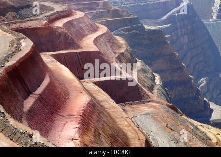 Nahaufnahme der layes der Super Pit Mine in Kalgoorlie Stockfoto