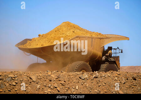 Goldmine Betrieb in offenen gold mine Pit mit großen haul Truck verlassen mit Schmutz Stockfoto