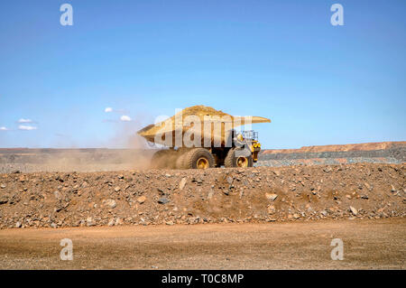 Großen Lkw Umzug Schmutz in einer Goldmine in Kalgoorlie Stockfoto