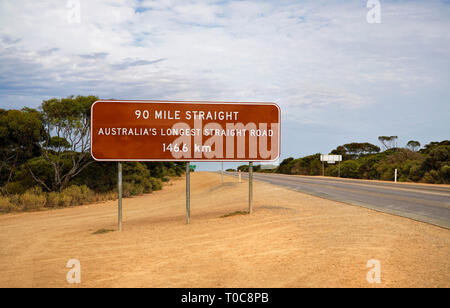 Australiens längsten geraden Straße wissen, wie die "90 Mile Straight." Es läuft zwischen Balladonia und Caiguna auf der 1.668 km langen Eyre Highway über den Stockfoto