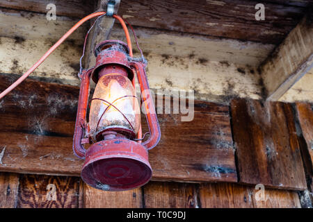 Rustikale, alte Bergwerkslaterne, die an einem Gehweg in Tortilla Flat, Arizona, USA, hängt Stockfoto