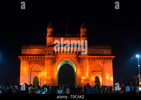 MUMBAI, INDIEN, Januar 2018, Gateway von Indien nachts beleuchtet, Mumbai, Indien. Stockfoto