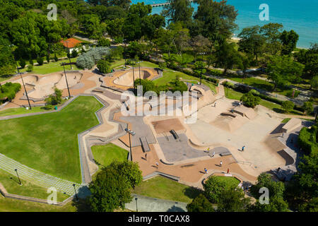 Ein Bild von einem schönen Design Skatepark im East Coast Park, Singapur. Stockfoto