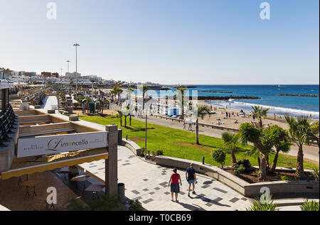 Promenade und Strand, Playa Fanabe, im Ferienort Costa Adeje, Teneriffa auf den Kanarischen Inseln, Spanien. Stockfoto