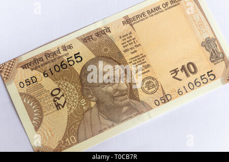 Indische Währung 10 Rs Hinweis diagonal auf weißem Hintergrund Stockfoto