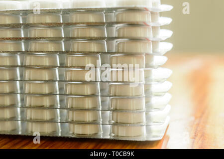 Haufen der Kapseln im Blister verpackt, runde gemusterten geformte Medizin Tablet oder Antibiotikum Pillen. Medizinische Apotheke Thema. Schließen oben mit kopieren. Stockfoto