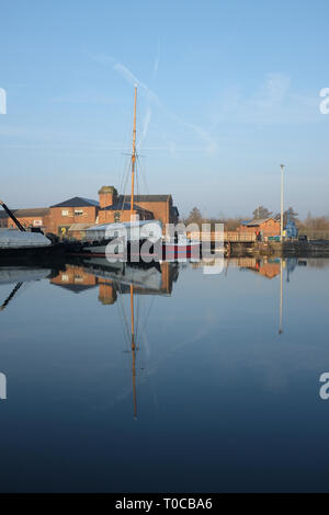 Das Becken von Gloucester Docks mit Reflexionen in ruhigem Wasser Stockfoto