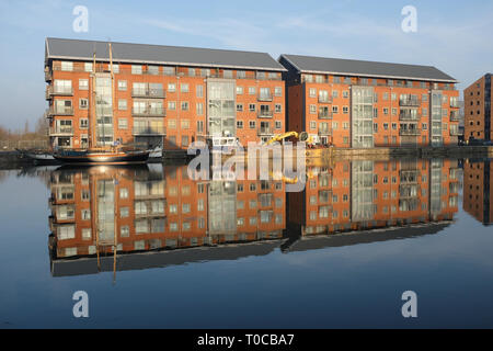 Das Becken von Gloucester Docks mit Reflexionen in ruhigem Wasser Stockfoto