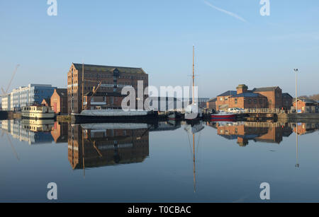 Das Becken von Gloucester Docks mit Reflexionen in ruhigem Wasser Stockfoto