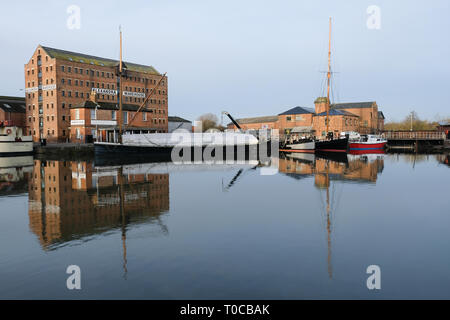 Das Becken von Gloucester Docks mit Reflexionen in ruhigem Wasser Stockfoto