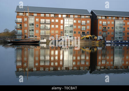 Das Becken von Gloucester Docks mit Reflexionen in ruhigem Wasser Stockfoto