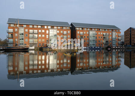 Das Becken von Gloucester Docks mit Reflexionen in ruhigem Wasser Stockfoto