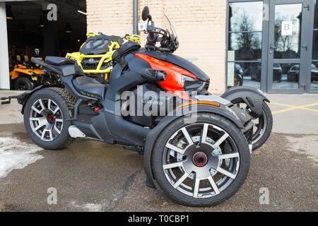 Stadt Riga, Lettland. Red BRP Spyder Bike auf der Straße. Whells glänzend und sauber Bike. Urban Foto 2019. 13. März Stockfoto