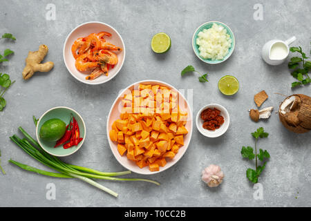 Rohstoffe für die Herstellung von süßen Kartoffelsuppe mit Garnelen, Ansicht von oben Stockfoto