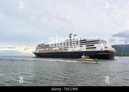 Ein Pilot Boot unterstützt die Cruise Liner Amsterdam, von der Holland America Line, verlässt den Hafen von Cairns, Far North Queensland, FNQ, QLD, Au Stockfoto