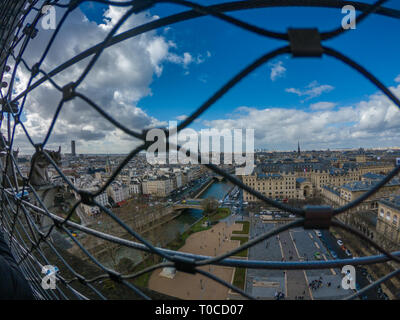 Schöne Panoramaaussicht auf Paris Notre Dame in einen schönen Tag. Sein auch sichtbar beliebtesten Pariser Sehenswürdigkeiten, Eiffelturm, Louvre Museum. Stockfoto