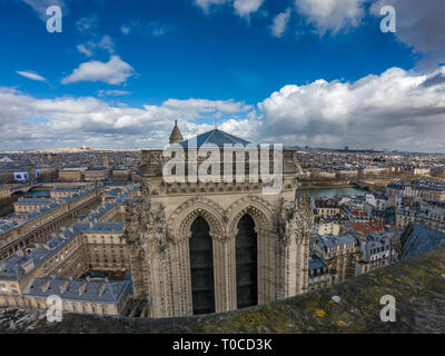 Schöne Panoramaaussicht auf Paris Notre Dame in einen schönen Tag. Sein auch sichtbar beliebtesten Pariser Sehenswürdigkeiten, Eiffelturm, Louvre Museum. Stockfoto