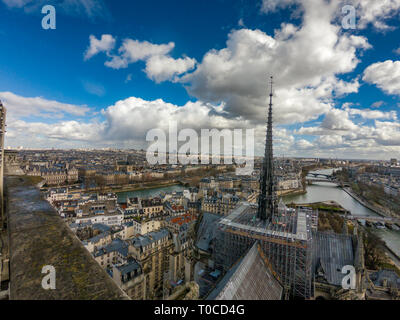 Schöne Panoramaaussicht auf Paris Notre Dame in einen schönen Tag. Sein auch sichtbar beliebtesten Pariser Sehenswürdigkeiten, Eiffelturm, Louvre Museum. Stockfoto