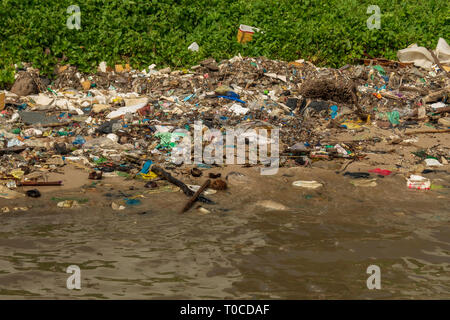 Plastik und andere Verunreinigung in Meerwasser, Bild vom Schinken Ninh auf der Insel Phu Quoc, Vietnam. Stockfoto