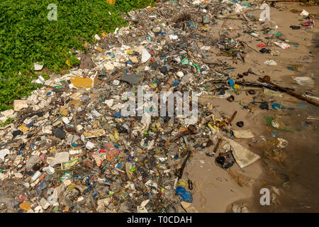 Kunststoff- und andere Verschmutzungen auf dem Strand, Bild vom Schinken Ninh auf der Insel Phu Quoc, Vietnam. Stockfoto