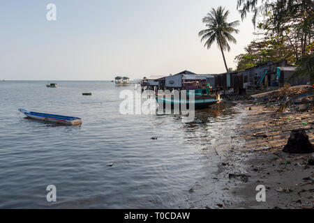 Fischerboote und einfache Bootshaus und eine Menge der Verschmutzung die Häuser am Strand, Bild rom Schinken Ninh auf der Insel Phu Quoc, Vietnam. Stockfoto