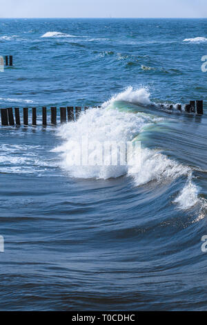 Sea Wave Spritzwasser bei Überschreitung und Zeile Schlagen von Holz- Leiste (Kopie) Stockfoto