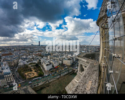 Schöne Panoramaaussicht auf Paris Notre Dame in einen schönen Tag. Sein auch sichtbar beliebtesten Pariser Sehenswürdigkeiten, Eiffelturm, Louvre Museum. Stockfoto