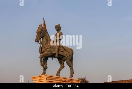 Statue von Veer Hamir singh Govil auf ein Pferd mit einem Speer in der Hand/Somnath Tempel, Gujarat-India. Stockfoto