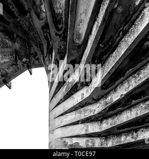 Blick auf eine alte Wendeltreppe in einer ungewöhnlichen Perspektive fotografiert. Stockfoto