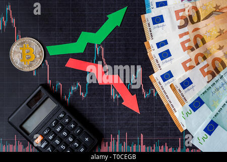 Schwankungen und Prognose von Wechselkursen virtuelles Geld. Rote und grüne Pfeile mit goldenen Bitcoin Leiter auf schwarzem Papier forex Chart backgroun Stockfoto