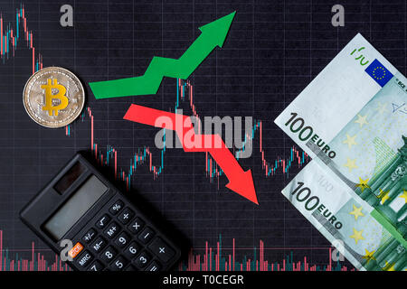 Schwankungen und Prognose von Wechselkursen virtuelles Geld. Rote und grüne Pfeile mit goldenen Bitcoin Leiter auf schwarzem Papier forex Chart backgroun Stockfoto