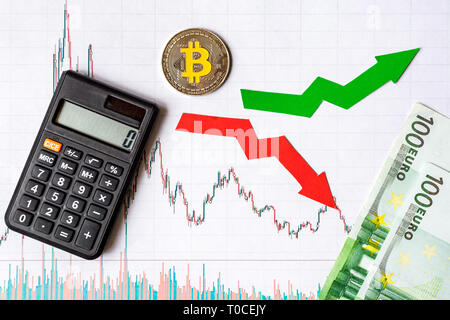 Schwankungen und Prognose von Wechselkursen virtuelles Geld. Rote und grüne Pfeile mit goldenen Bitcoin Leiter auf weißem Papier forex Chart backgroun Stockfoto