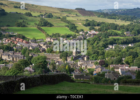 Das Dorf Hayfield in Derbyshire, England. Sommer Sonne auf die Häuser rund um die Kirche. Stockfoto