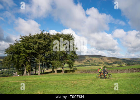 Zwei männliche Radfahrer in den Hügeln in der Nähe von Hayfield im Peak District an einem schönen Sommertag. Stockfoto