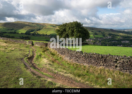 Die Schlange Weg über Hayfield in Derbyshire. Beliebtes Wandergebiet im Peak District National Park. Stockfoto