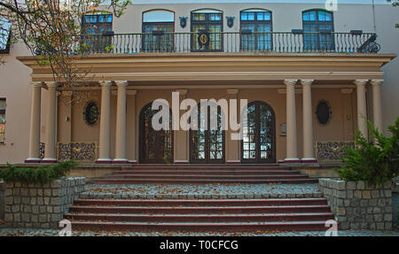 Blick von außen auf den Eintritt in die Villa mit Türen, Treppen und Fenster Stockfoto